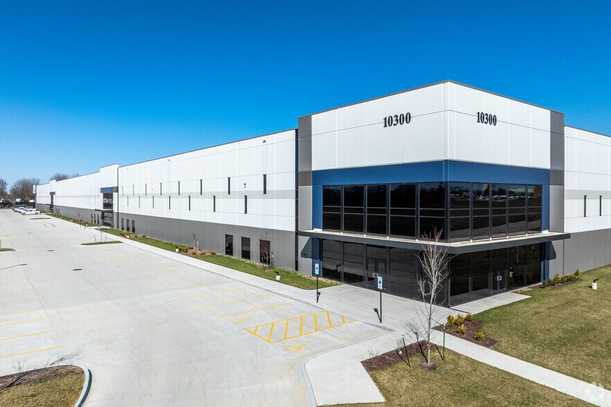 10300 Northpark Dr, Urbandale, IA à louer - Photo du bâtiment - Image 2 de 8