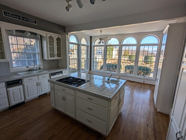 4059 Lowry Rd, Goode, VA for sale - Interior Photo - Image 2 of 12