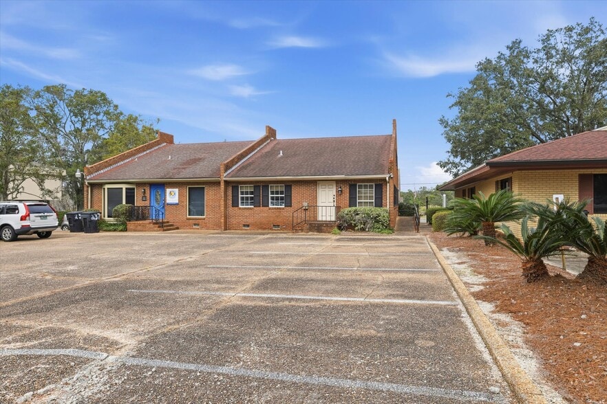 235-237 John Knox Rd, Tallahassee, FL à vendre - Photo du bâtiment - Image 3 de 16