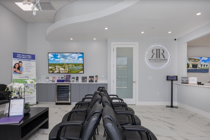 22904 Lyden Dr, Estero, FL à vendre - Photo du bâtiment - Image 3 de 38