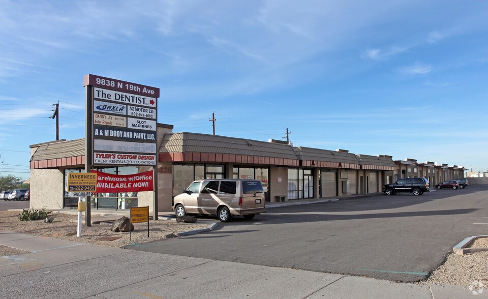 9838 N 19th Ave, Phoenix, AZ à louer - Photo du bâtiment - Image 2 de 3