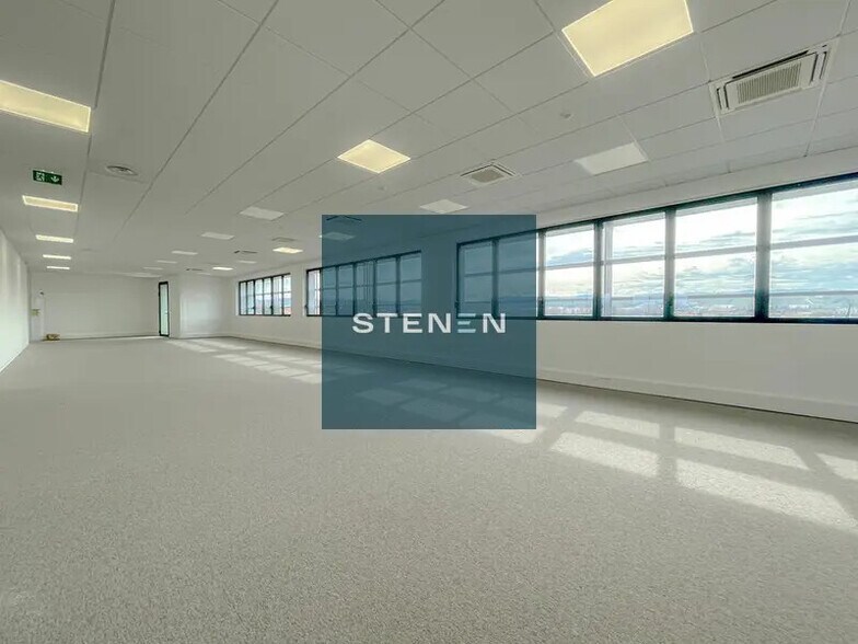 Office in Vitrolles for lease - Interior Photo - Image 2 of 5