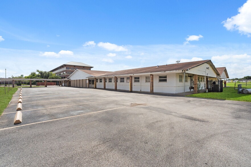 513 W Rittenhouse Rd, Houston, TX à louer - Photo du bâtiment - Image 3 de 31