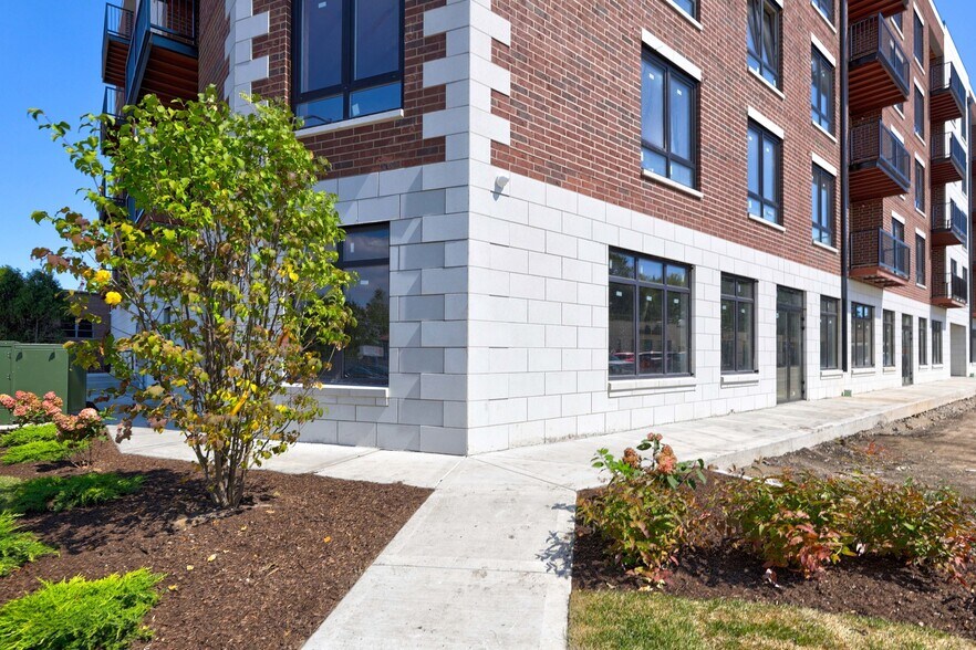 9201 Milwaukee ave, Niles, IL à louer - Photo du bâtiment - Image 3 de 6
