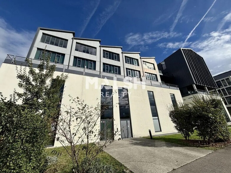 Office in Lyon for lease - Building Photo - Image 2 of 11