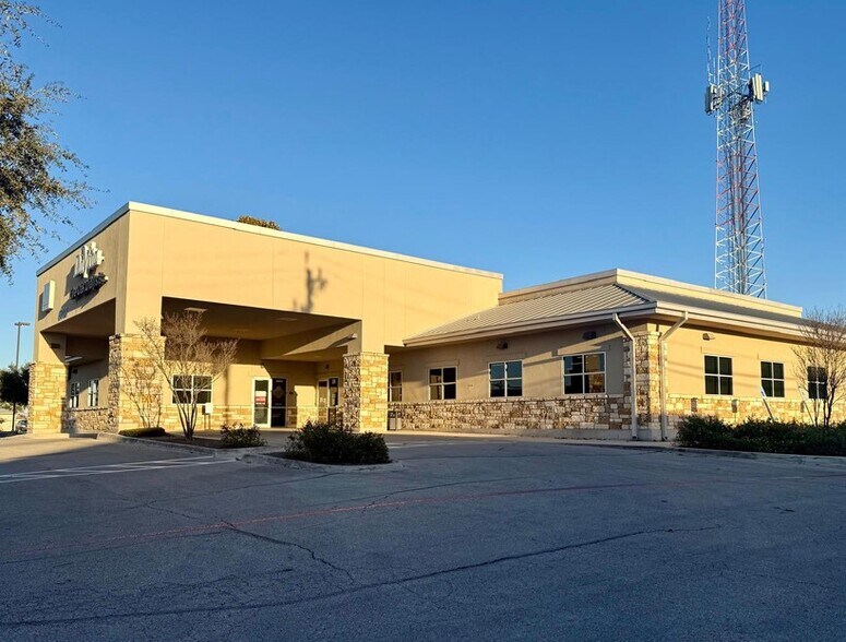 6700 Randolph Blvd, San Antonio, TX à louer - Photo du bâtiment - Image 2 de 2