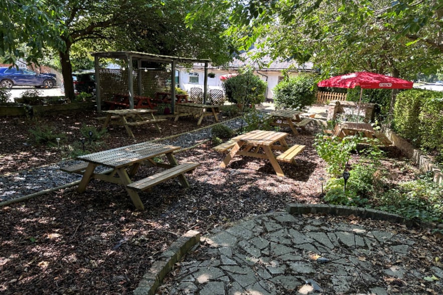 1 Brockley Rd, Elsworth for sale - Building Photo - Image 3 of 8