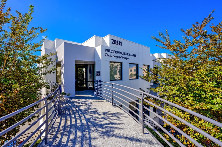 20311 SW Birch St, Newport Beach, CA à vendre - Photo du bâtiment - Image 1 de 12