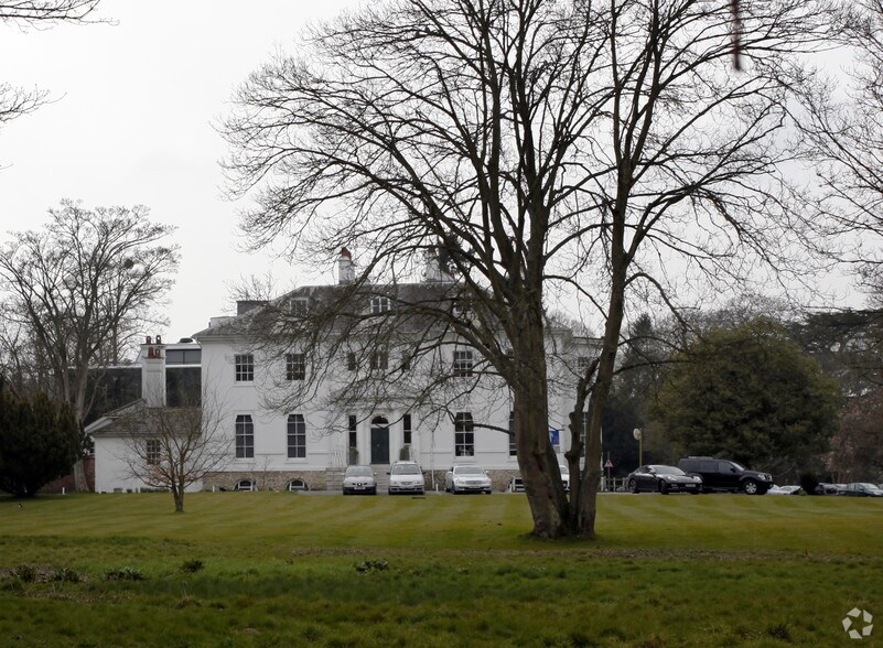 Thorncroft Dr, Leatherhead à louer - Photo du bâtiment - Image 3 de 7