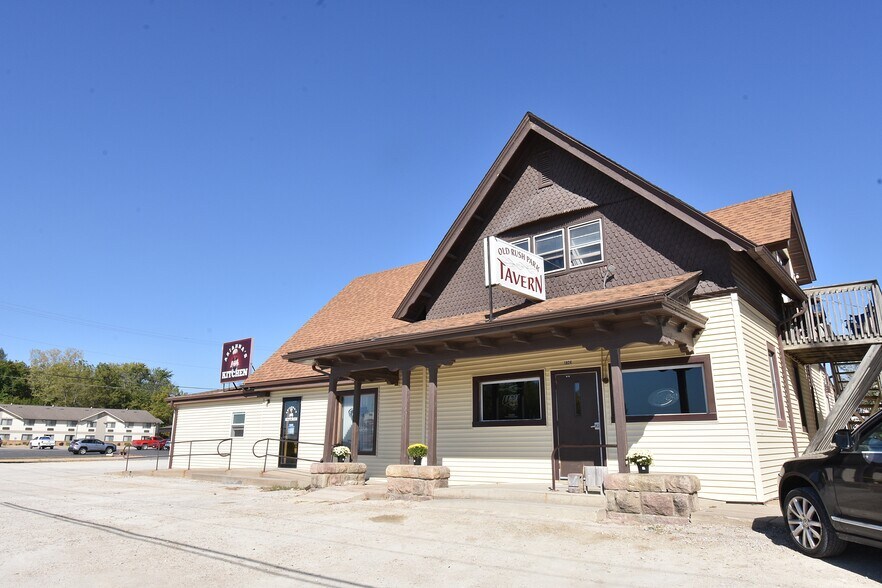 1826 1st St W, Independence, IA à vendre - Photo du bâtiment - Image 2 de 12