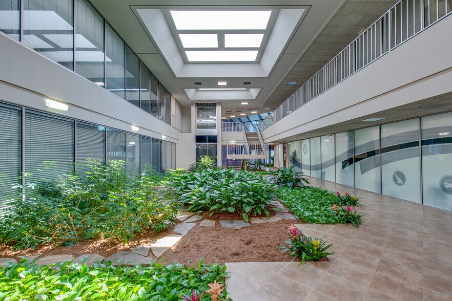 9601 Jones Rd, Houston, TX à louer - Photo du bâtiment - Image 3 de 22