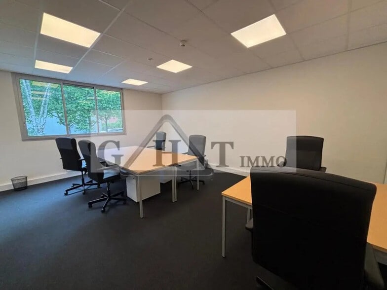 Office in Buc for lease - Interior Photo - Image 2 of 4