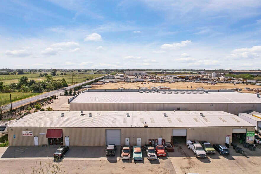 12811 E Brandt Rd, Lockeford, CA à vendre - Photo du bâtiment - Image 2 de 26