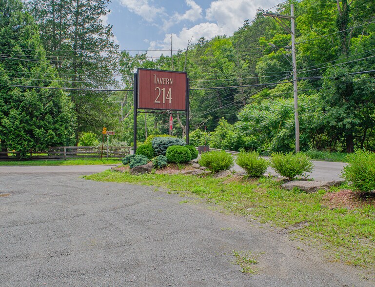 76 Route 214, Phoenicia, NY à vendre - Photo du bâtiment - Image 2 de 31