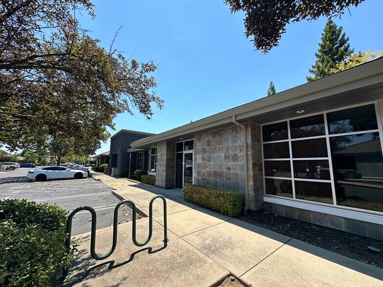 951 Reserve Dr, Roseville, CA à louer - Photo du bâtiment - Image 3 de 13