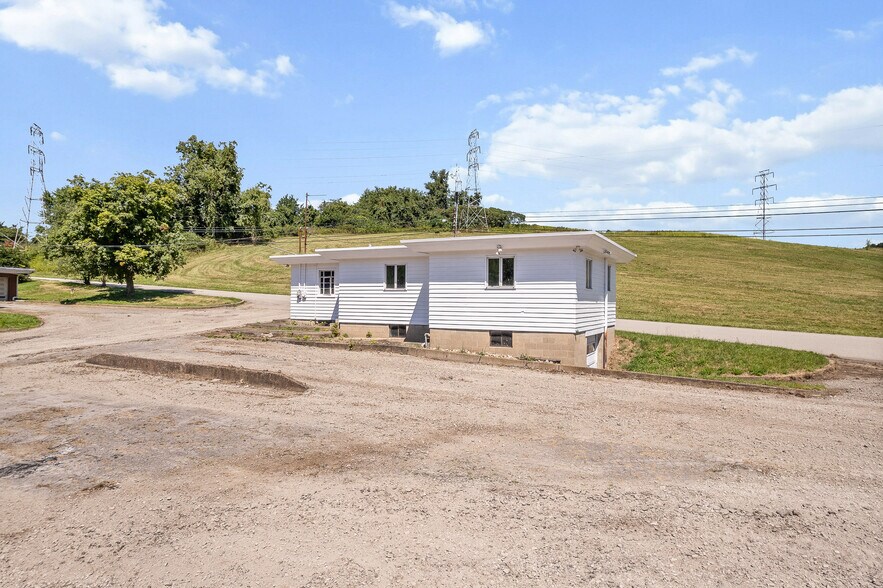 810 Carlton Dr, Bentleyville, PA à louer - Photo du bâtiment - Image 1 de 16