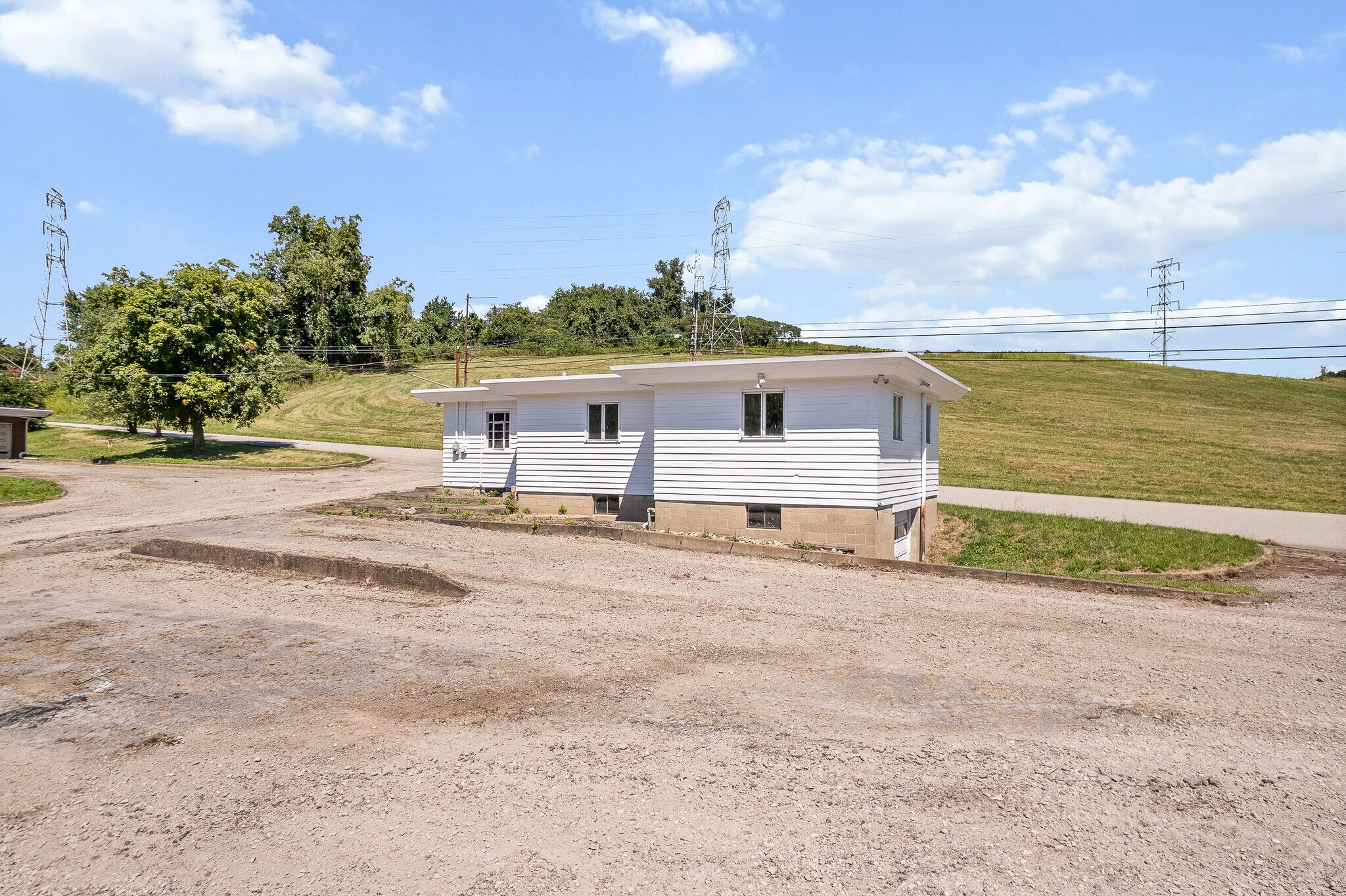 810 Carlton Dr, Bentleyville, PA for lease Building Photo- Image 1 of 18