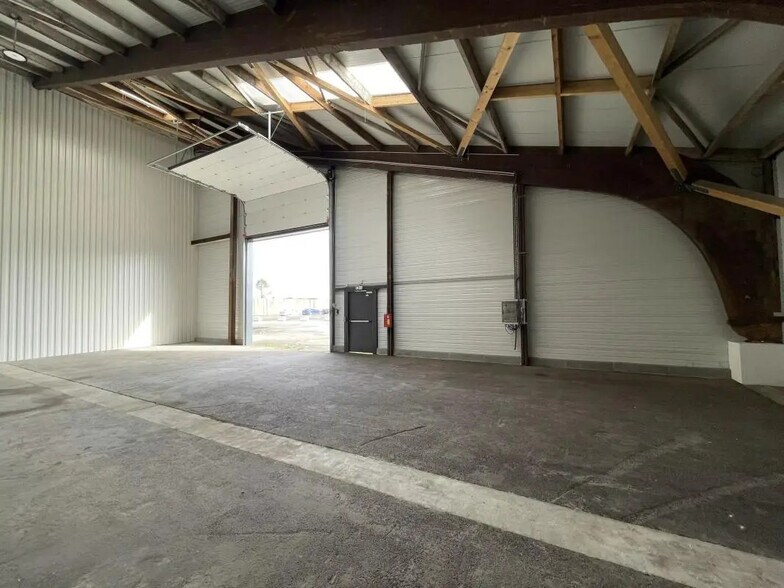 Flex in Bassens for lease - Interior Photo - Image 3 of 7