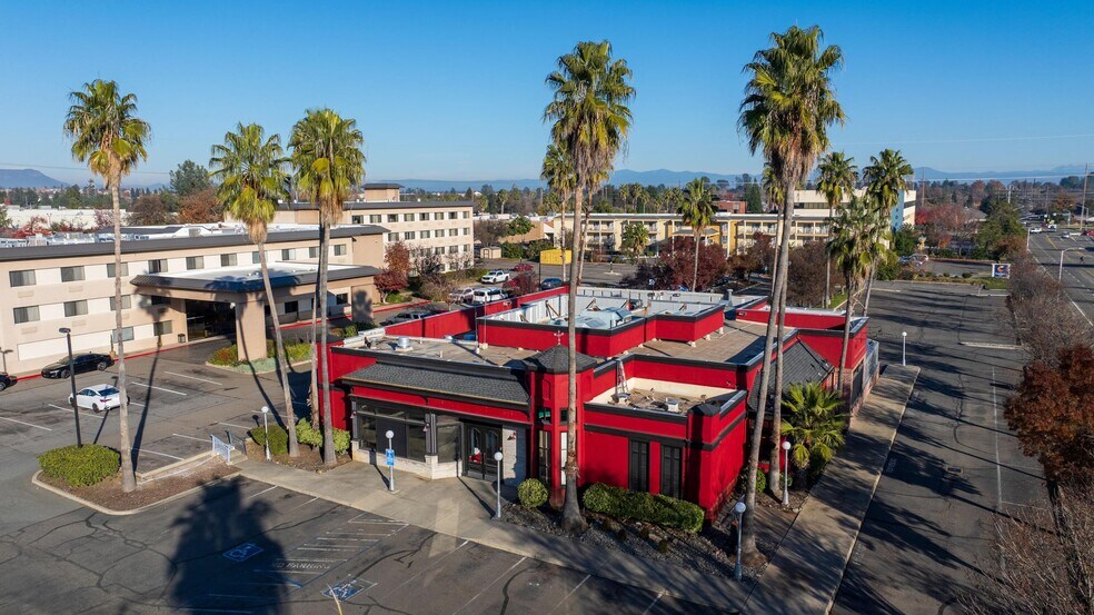 1987 Hilltop Dr, Redding, CA à louer - Photo du bâtiment - Image 2 de 33