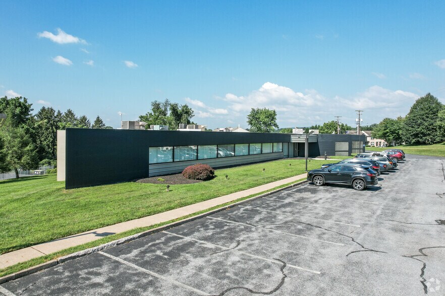 2578 Interstate Dr, Harrisburg, PA for lease - Primary Photo - Image 1 of 19
