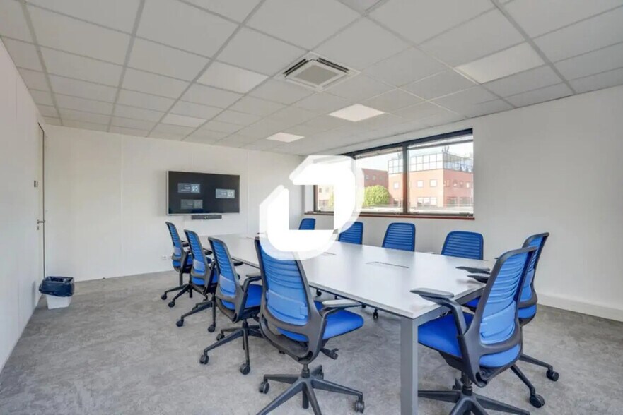 Office in Champs-sur-Marne for lease - Interior Photo - Image 3 of 14
