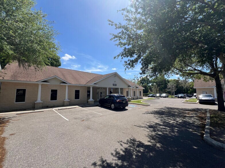 533 Medical Oaks Ave, Brandon, FL à louer - Photo du bâtiment - Image 3 de 14