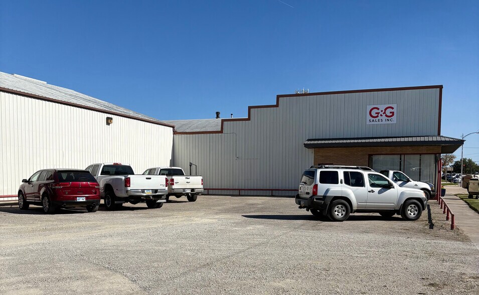 210 W Cole St, Moundridge, KS à vendre - Photo du bâtiment - Image 3 de 11