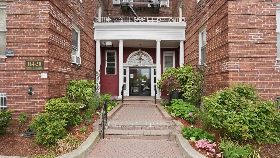 114-20 Queens Blvd, Forest Hills, NY à vendre - Photo du bâtiment - Image 2 de 7