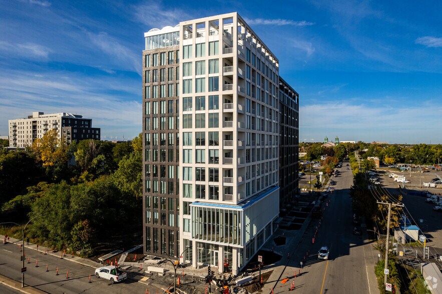 5605 Av Pierre-De Coubertin, Montréal, QC à louer - Photo du bâtiment - Image 2 de 3