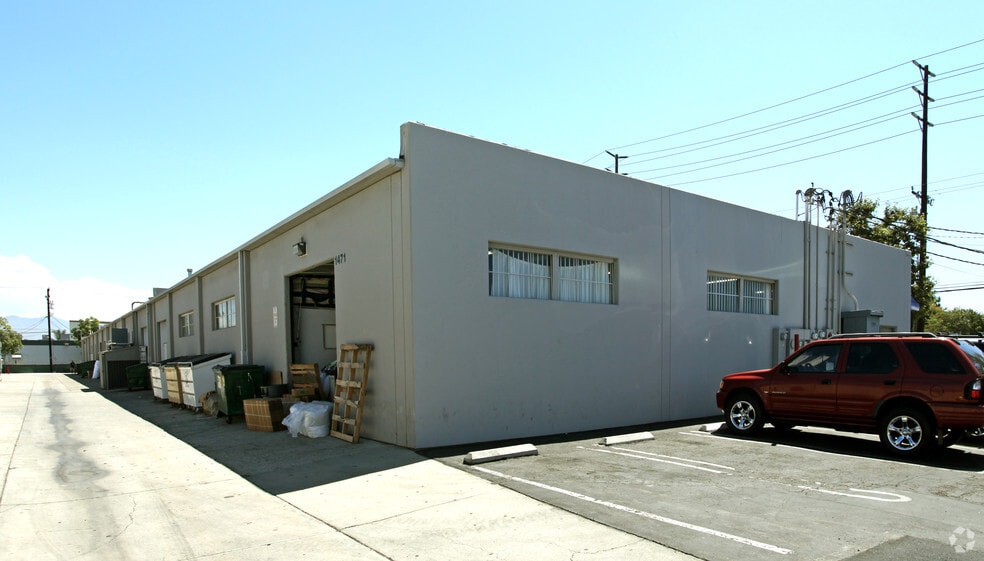 1471-1495 E Warner Ave, Santa Ana, CA à louer - Photo du bâtiment - Image 3 de 8