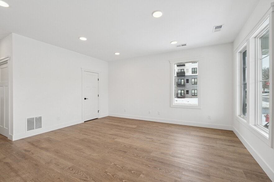 Residential Development Opportunity portfolio of 2 properties for sale on LoopNet.ca - Building Photo - Image 3 of 7