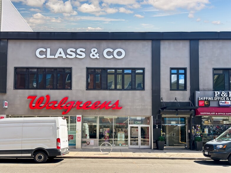 742-750 Manhattan Ave, Brooklyn, NY for lease - Building Photo - Image 2 of 9