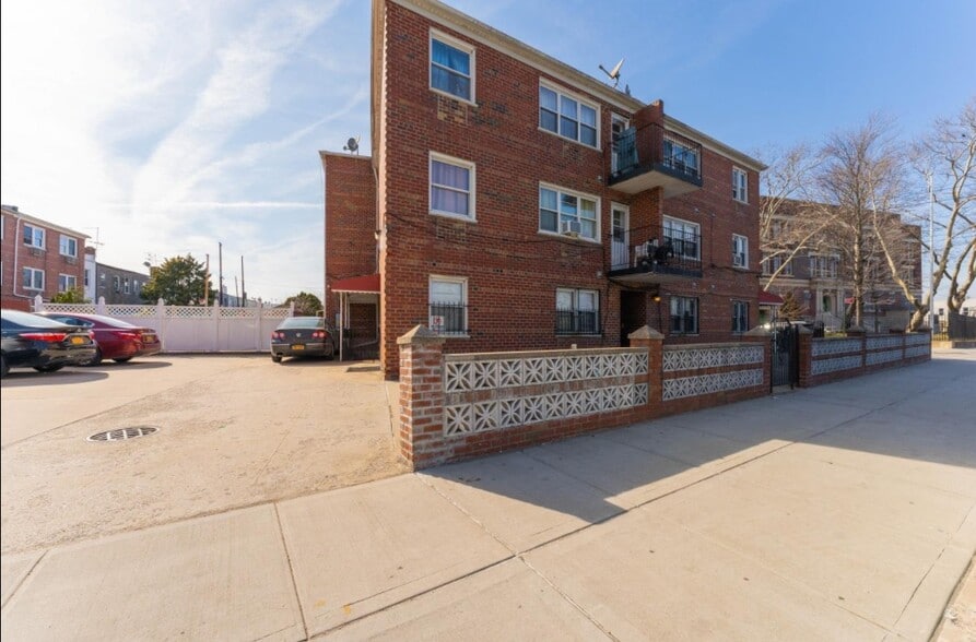 7962 68th Ave, Middle Village, NY à vendre - Photo du bâtiment - Image 2 de 26