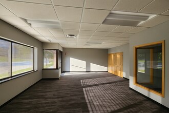 1020 James Dr, Hartland, WI for lease Interior Photo- Image 2 of 6