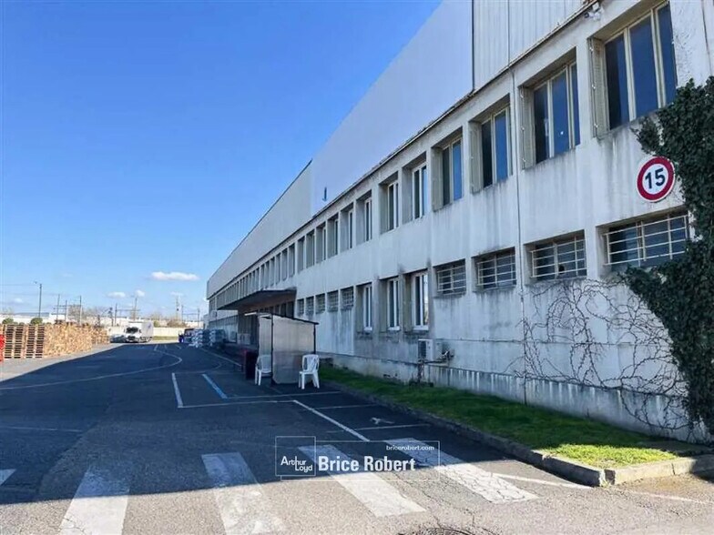 Flex dans Saint-Priest à louer - Photo du bâtiment - Image 2 de 7