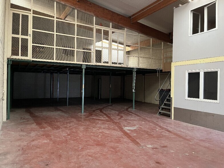 Flex in Le Petit-Quevilly for lease - Building Photo - Image 2 of 8