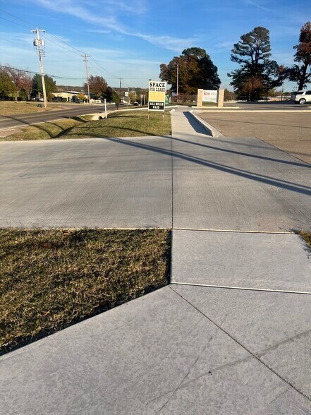 911 E MacArthur St, Shawnee, OK à louer - Photo du bâtiment - Image 3 de 42