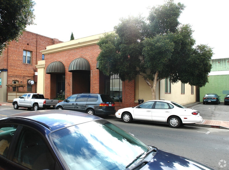 724 Escobar St, Martinez, CA à vendre - Photo du bâtiment - Image 2 de 4