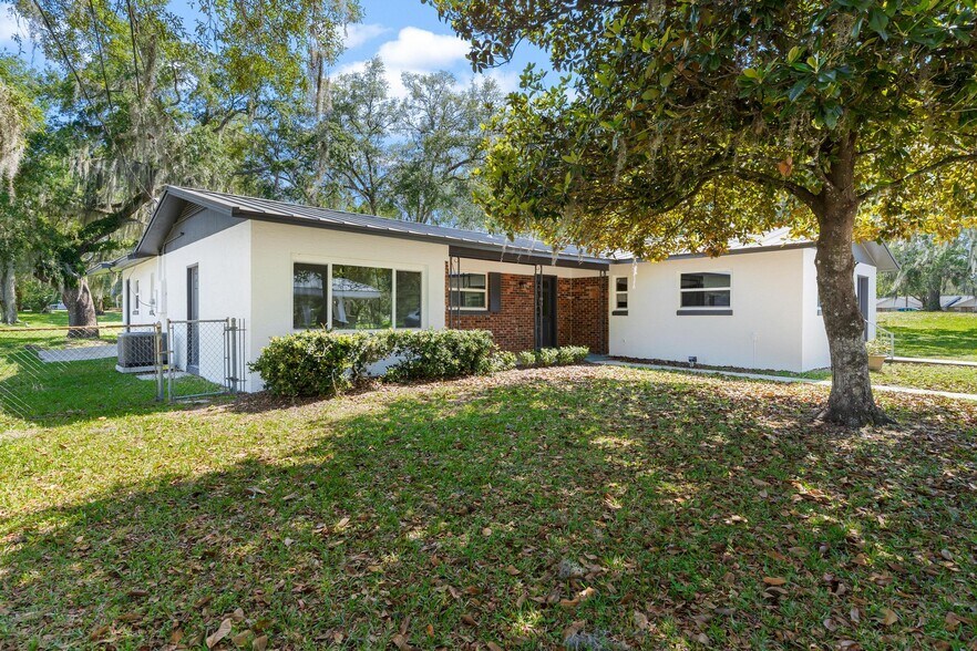 109 W Lakeview St, Lady Lake, FL à louer - Photo du bâtiment - Image 2 de 10
