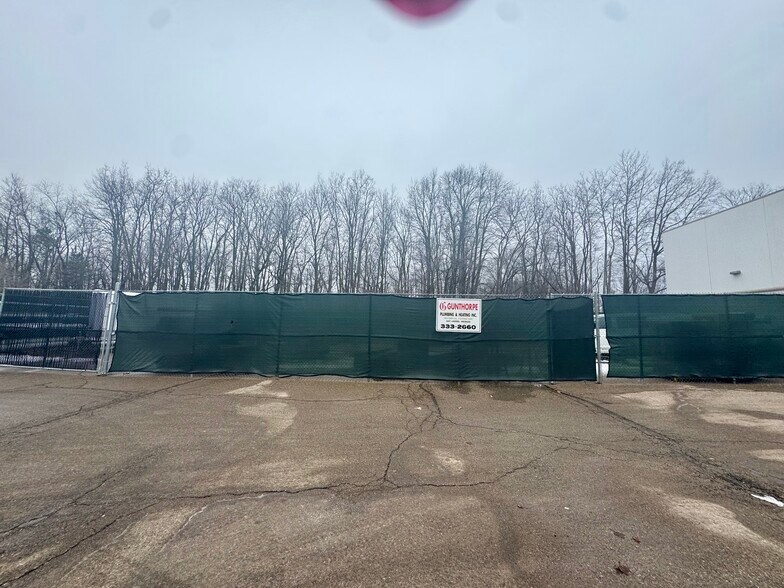 3201 Pine Tree Rd, Lansing, MI à louer - Photo du bâtiment - Image 3 de 10