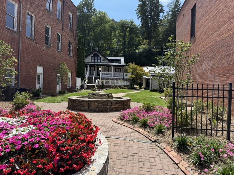 553 W Main St, Sylva, NC for lease - Building Photo - Image 1 of 45