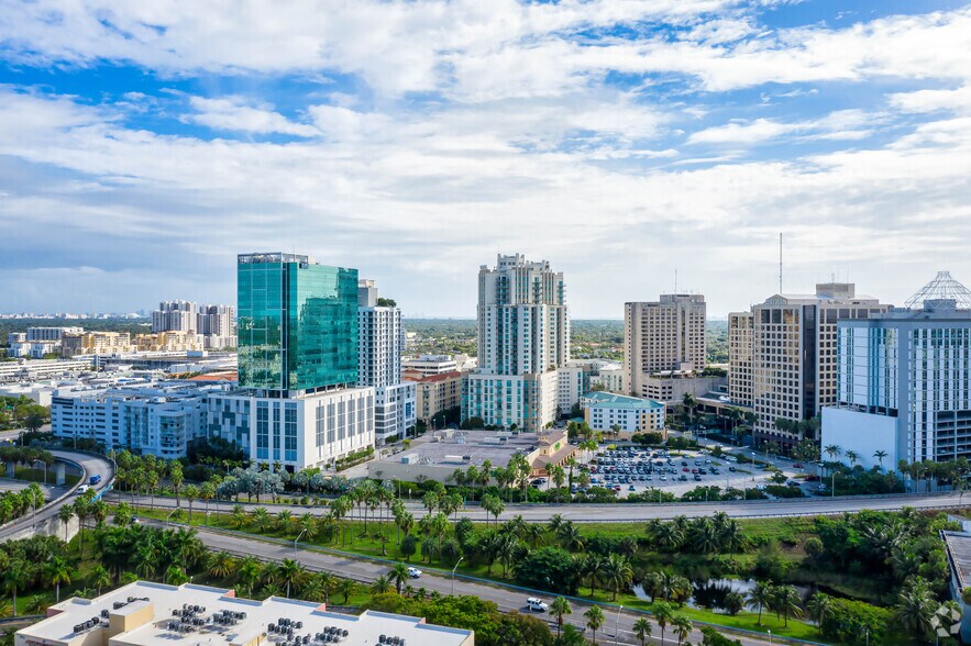 8950 SW 74th Ct, Miami, FL à louer - Photo du bâtiment - Image 2 de 2