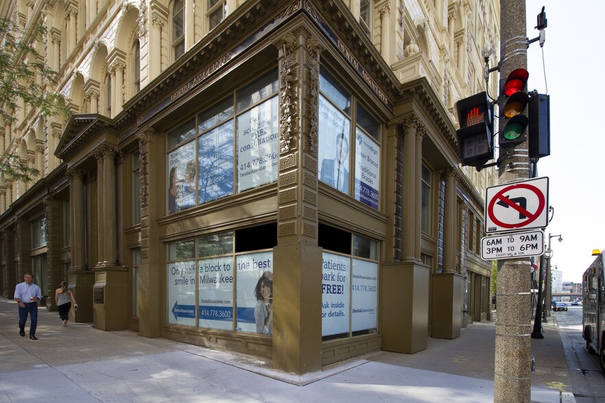 205 E Wisconsin Ave, Milwaukee, WI à louer - Photo du bâtiment - Image 2 de 4