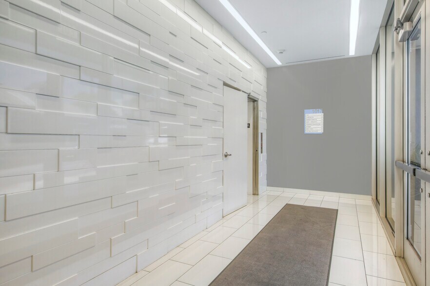 1017 N La Cienega Blvd, West Hollywood, CA à louer - Photo intérieure - Image 3 de 4