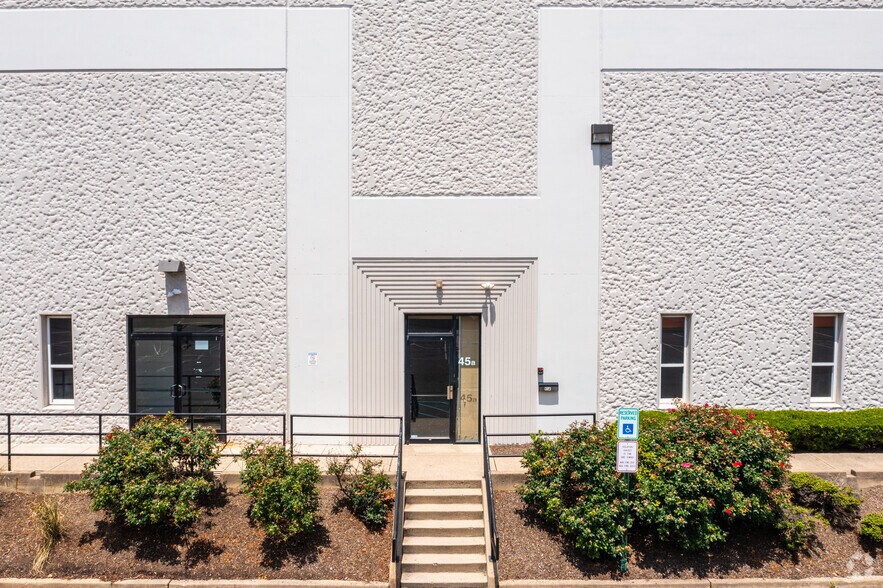 45 Runway Rd, Levittown, PA à louer - Photo du bâtiment - Image 3 de 11