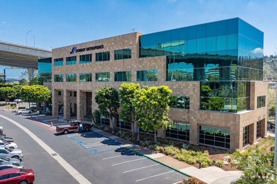 9095 Rio San Diego Dr, San Diego, CA à louer - Photo du bâtiment - Image 1 de 5