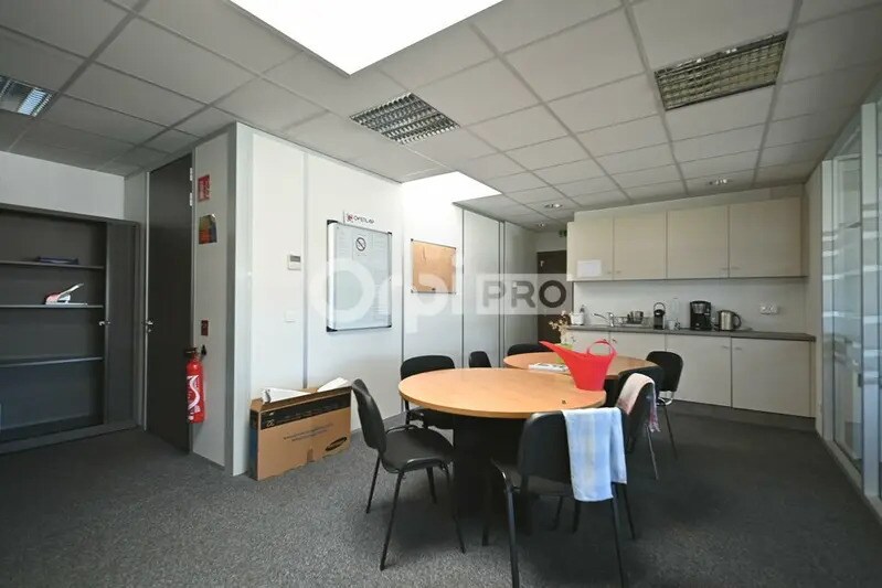 Office in Bron for lease - Interior Photo - Image 3 of 14