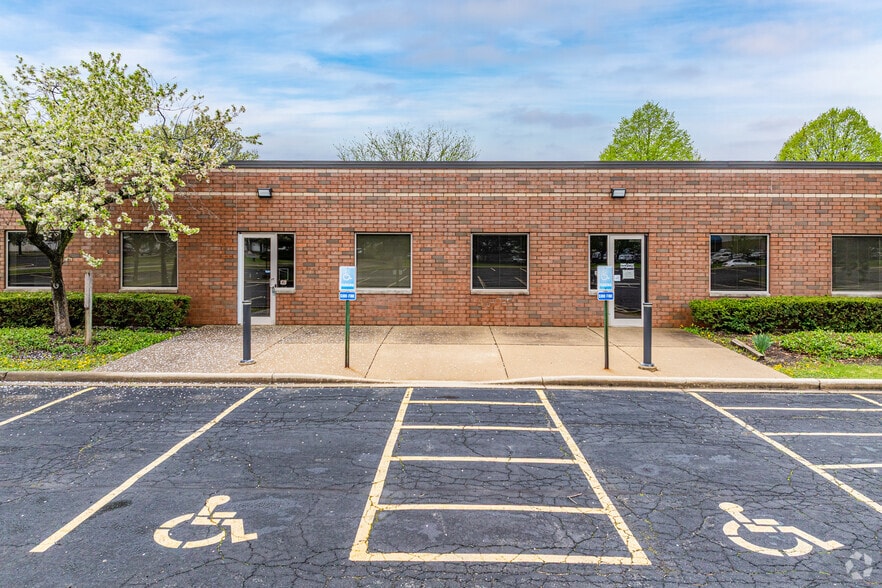 101 Overland Dr, North Aurora, IL for sale - Building Photo - Image 3 of 5