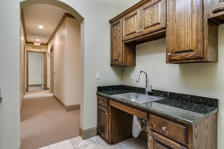 8621 Mid Cities Blvd, North Richland Hills, TX for lease - Interior Photo - Image 3 of 13