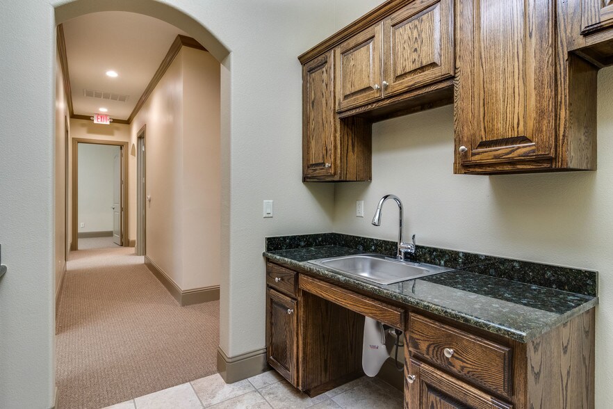 8621 Mid Cities Blvd, North Richland Hills, TX à louer - Photo intérieure - Image 2 de 12